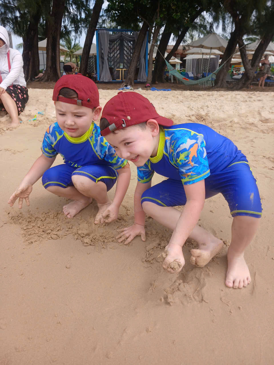 em bé chơi đi biển